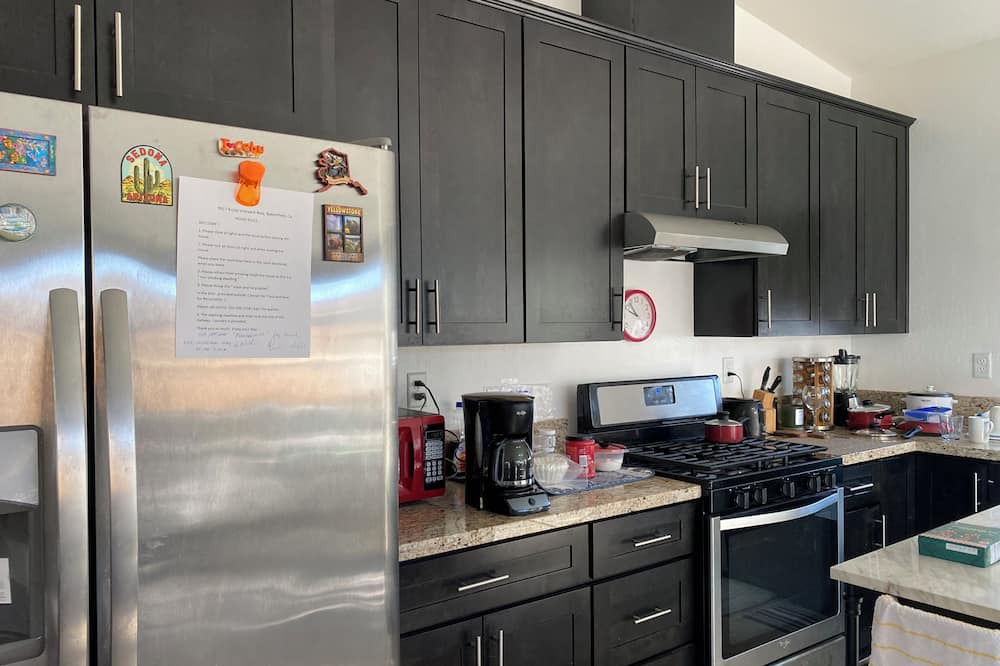 Bakersfield House | Beautiful and fun art house. Near lake and walking park.