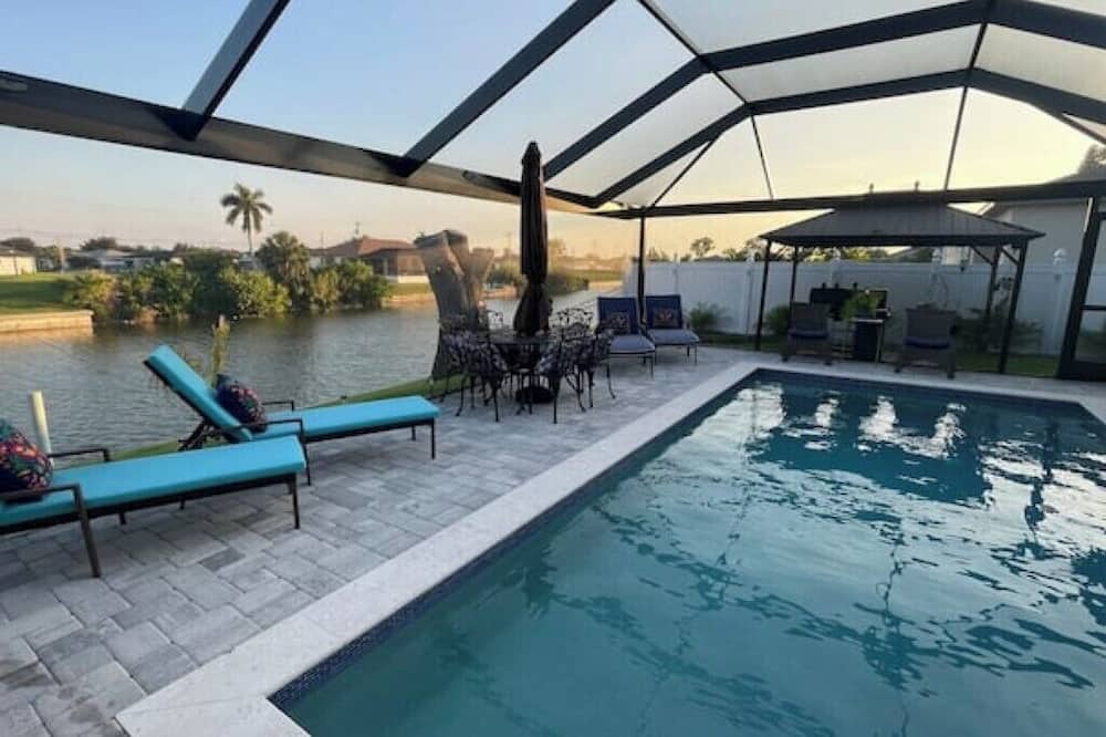 Fort Myers Cabin | Amanecer en la Piscina