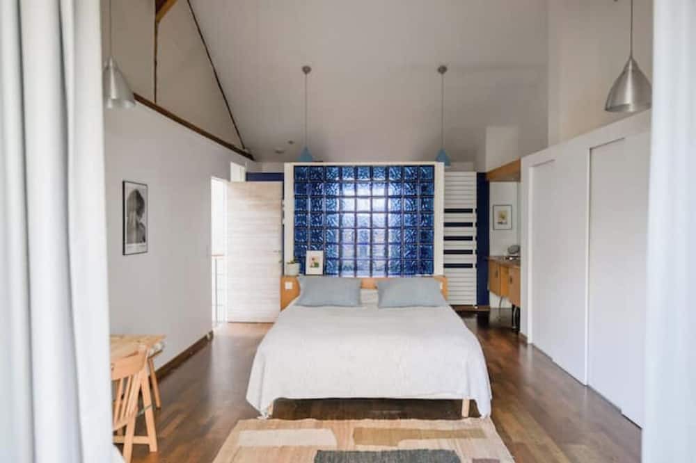 Les Puces de Saint-Ouen Apartment | Magnificent loft steps from flea market and Paris