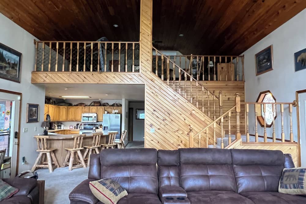 Garden Valley House | Unwind in our geothermal pool retreat! Frepit, horseshoe pits, sleeps 10, and WiFi.