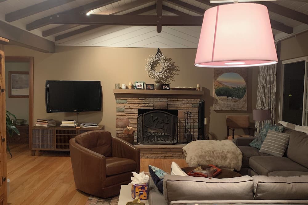 Lafayette House | Tree lined home in a Classic California Rancher to relax & sip wine pool-side