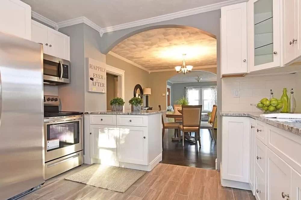 Warwick House | Cozy casa in RI. 15 mins from Providence & 5 from airport. Enjoy the summer here