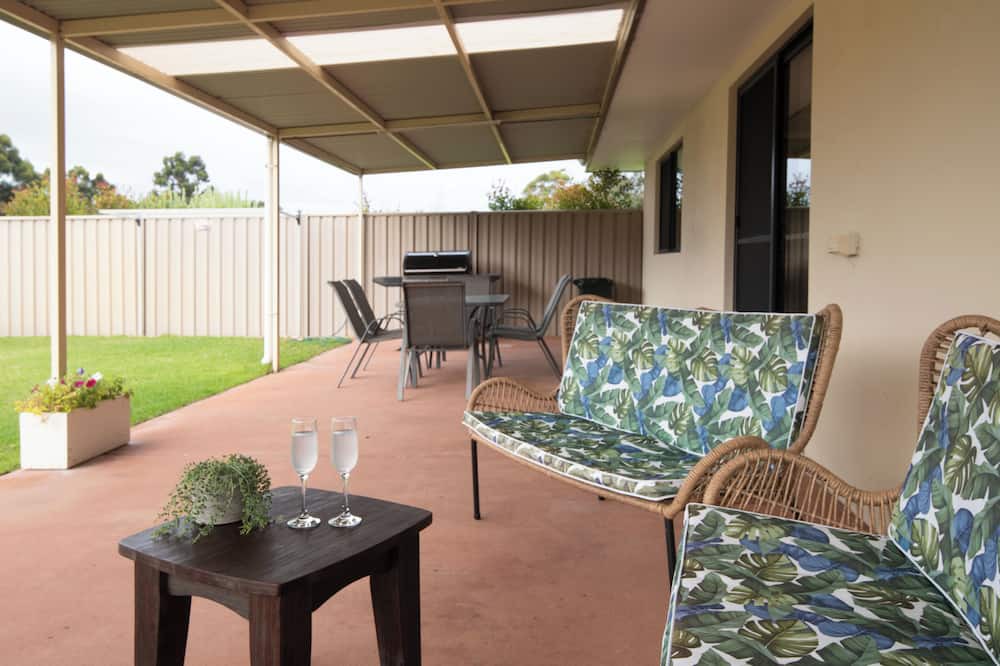 Pink Lake House | Enjoy a cosy country setting, starry nights and 5 minutes to the closest beach.