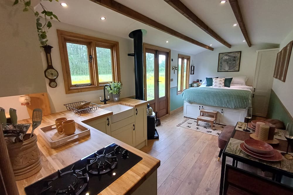 Fangfoss Cabin | Luxury Retreat with Hot Tub near York -Adults Only