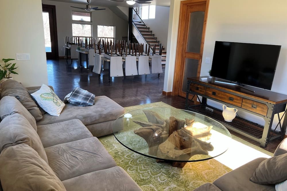 Cottonwood House | Private Estate and Venue. Perfect for large groups, family reunions and weddings