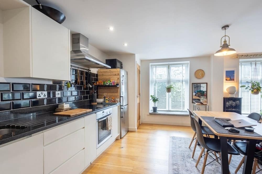Frome Apartment | Stylish Apartment, Double Bedroom, Fully Equipped