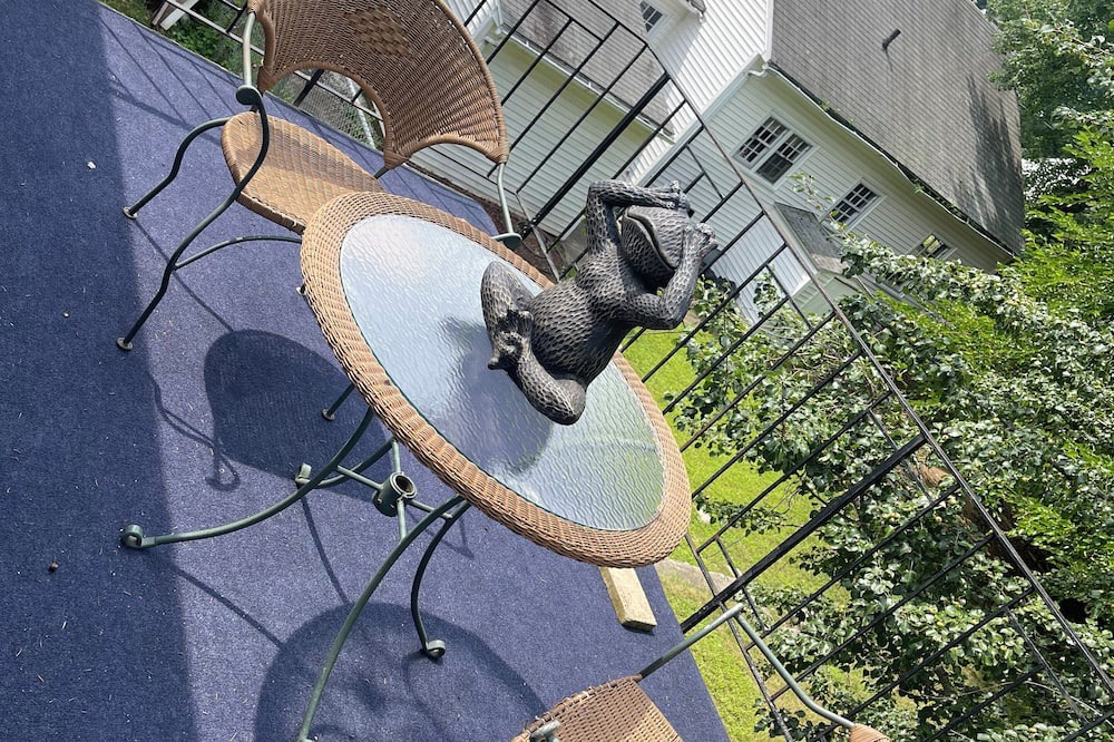 Bristol Apartment | Cozy apartment close to ESPN Bristol & Lake Compounce CT