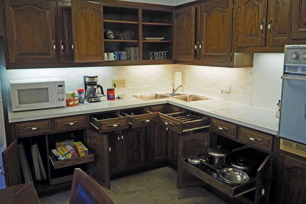 Sugarcreek House | Country Acres Retreat 3 br. country home with large backyard.