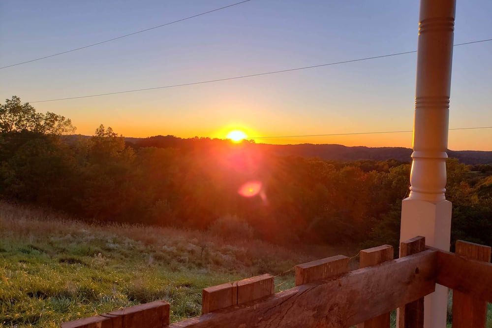 Palestine House | Serenity Ridge Relaxing family getaway with a view.
