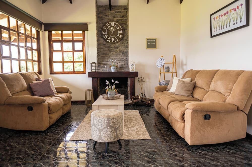 Roble Cottage | Tranquil Retreat with Stunning Views and Cozy Fireplace