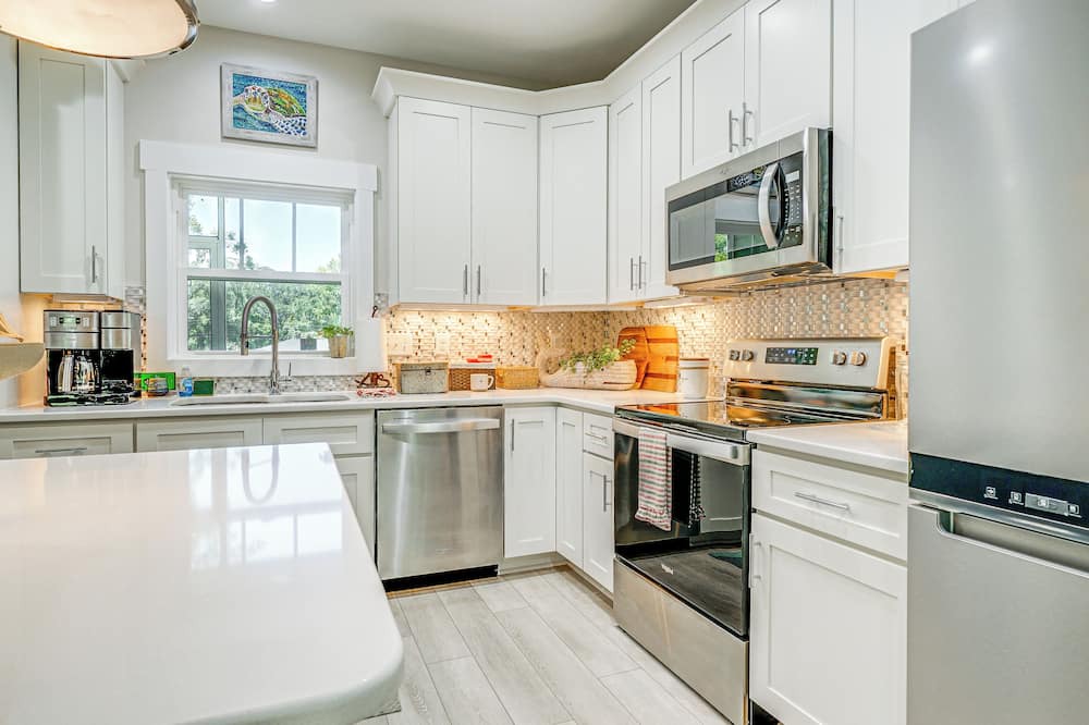 Myrtle Grove House | Dog-Friendly Wilmington Retreat ~ 7 Mi to Beach!