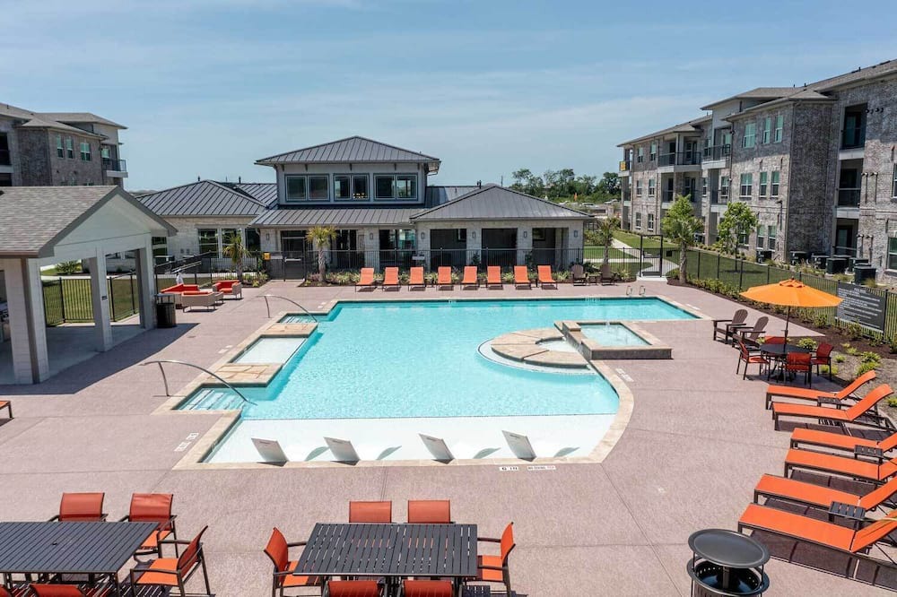 Texas City Apartment | Seaside Serenity near Galveston with pool & Parking