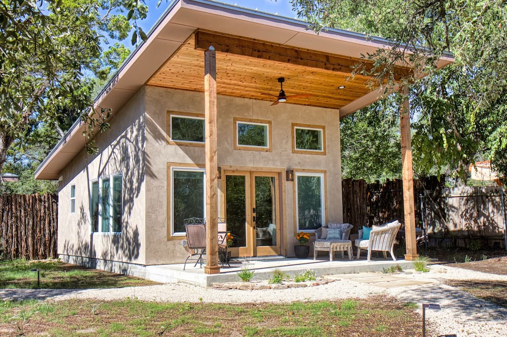 West Oak Hill Cottage | Serene studio nestled in nature