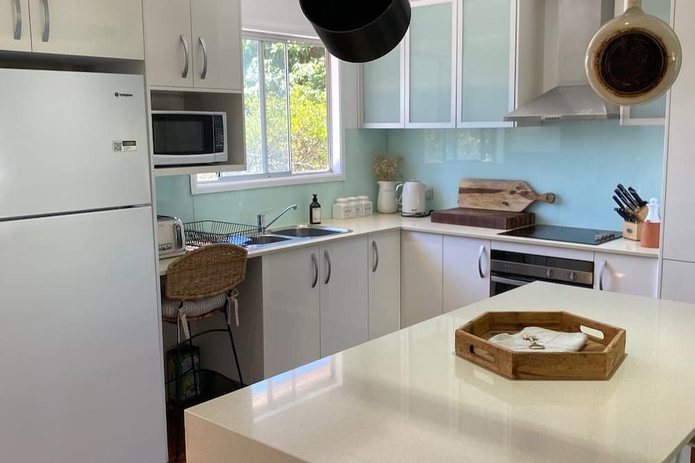 Redcliffe House | Chálǐ·hālǐ Abode - Pet friendly, 400m to beach
