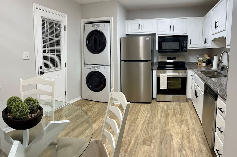 Athens House | Prime Location - Minutes to 5 Points and Downtown Athens - 4 KING Beds