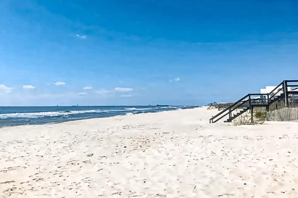 Fort Morgan Pines House | Cozy home across from the beach w/sunrise and sunset views