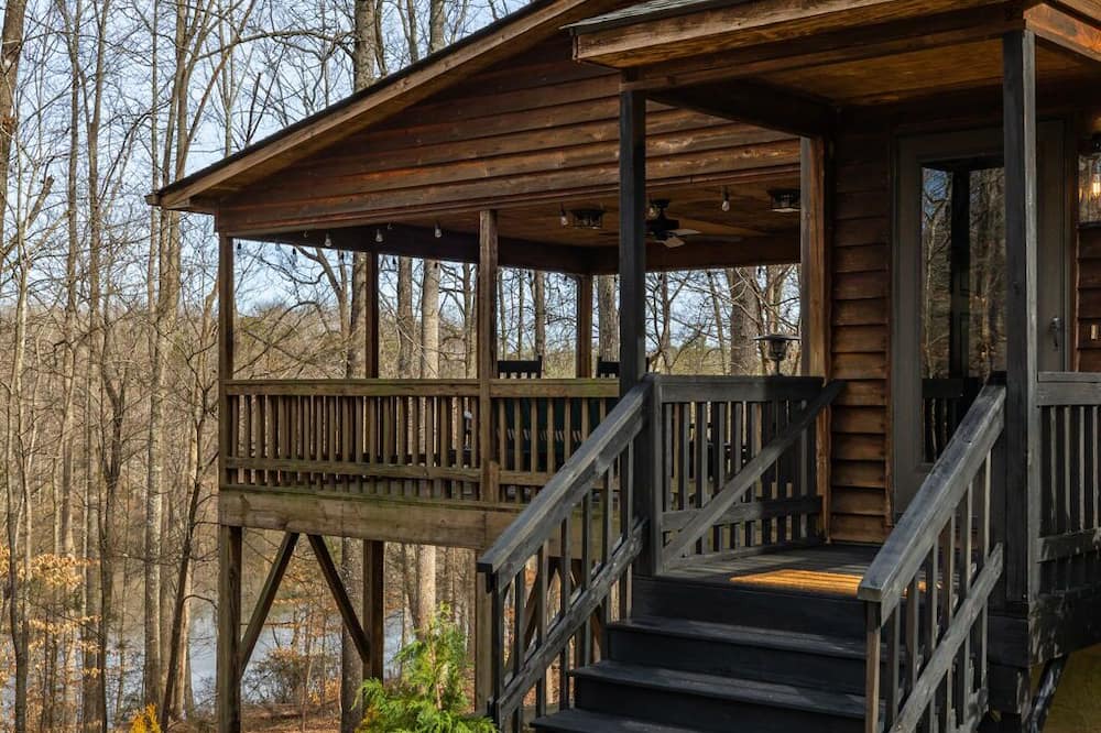 Burlington House | Secluded retreat in the countryside on a private lake, kayaks & walking trails.