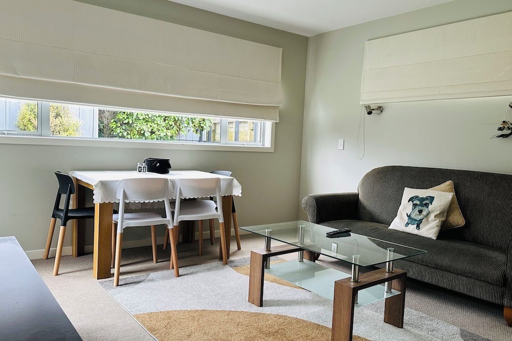 Wellington Apartment | Sunny house with garden views