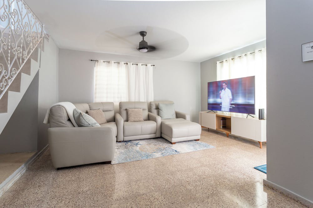 San Antonio House | Beautiful house located in the serene coastal town of Dorado.
