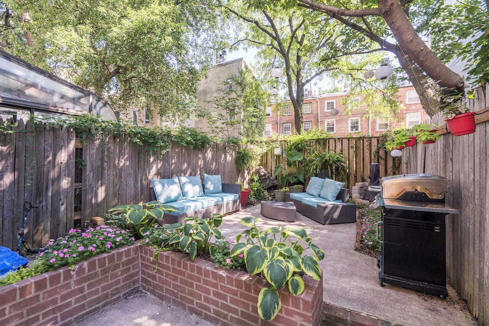 Queen Village House | Centrally Located La Casa Blanca Townhome-15 min walk to Philly Attractions!