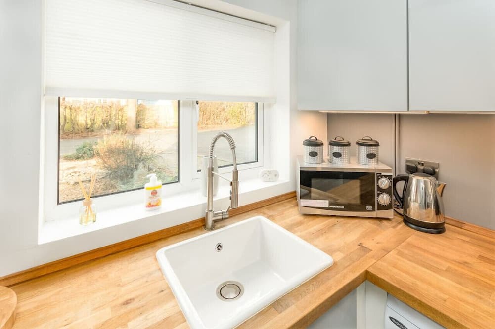 Whitnash House | Charming House in Prime Location w/Free Parking