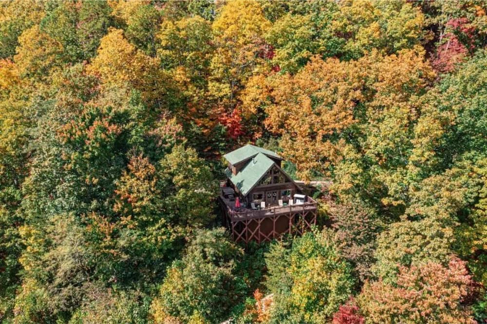 Clayton Cabin | Secluded Cabin-3br-hot Tub-mountain View Retreat 3 Bedroom Cabin by RedAwning