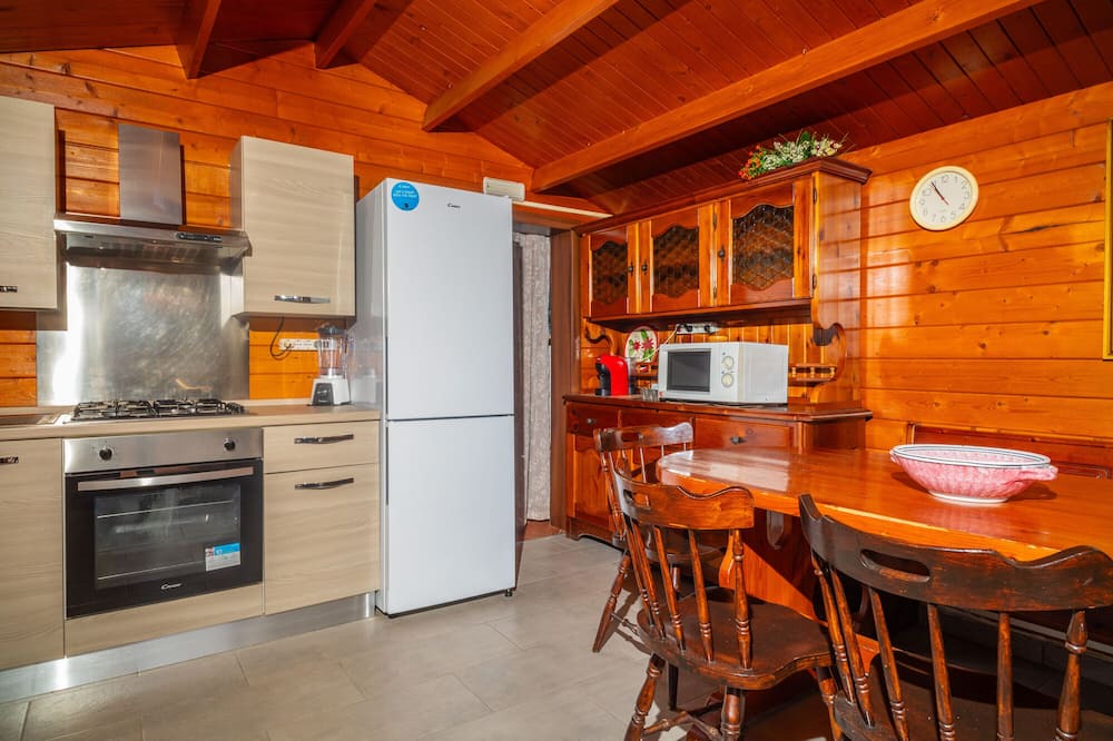 San Giorgio-Librino-San Giuseppe la Rena-Zia Lisa-Villaggio Sant'Agata Ski Chalet | Chalet 'Vaccarizzo Beach Garden' with Private Terrace, Wi-Fi and Air Conditioning
