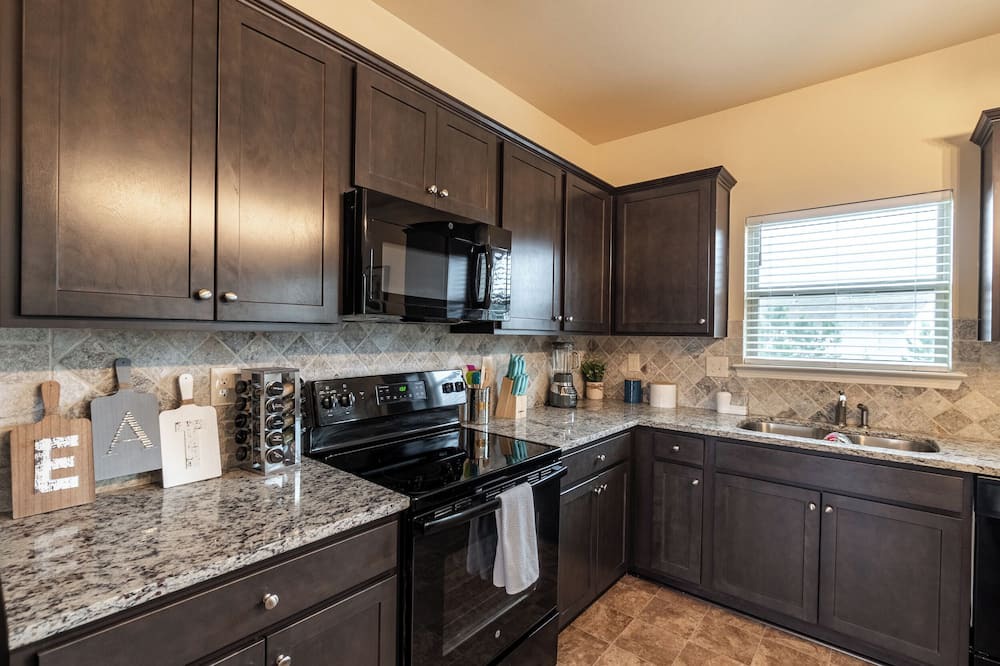 Dacula House | Luxurious 4-Bedroom Retreat with 5-Star Amenities