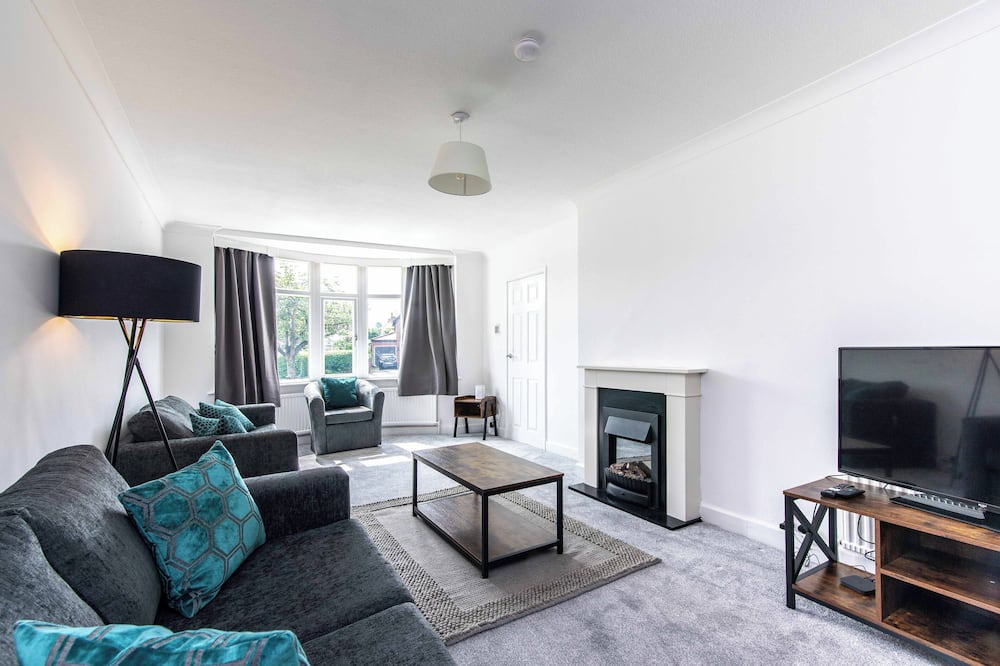 Stapleford House | 4BR House in Bramcote with Driveway for 2 Cars