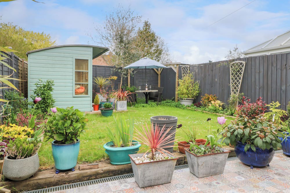 Angmering Cottage | 6 THE COTTRELLS, pet friendly, with open fire in Angmering