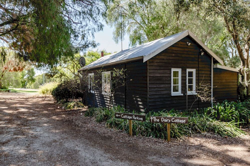 Rosa Brook Cottage | Charmingly restored, stylish traditional farm cottage set in beautiful gardens