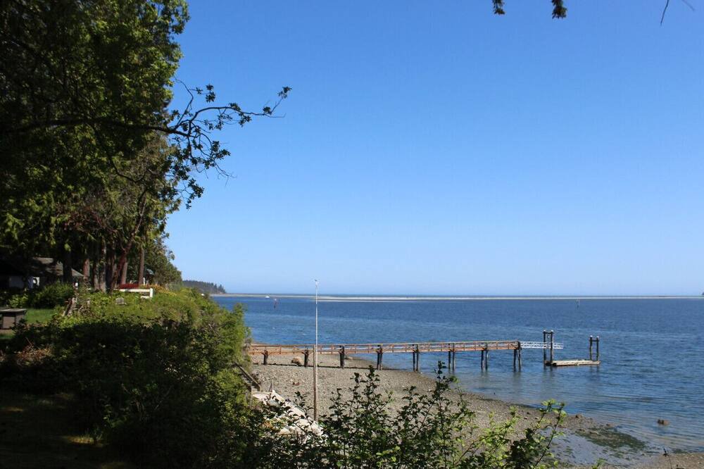 Sequim House | Surrounded by evergreens and overlooking Sequim Bay