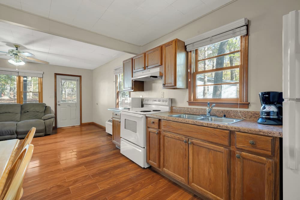 Jamestown Cabin | Charming 3-Bedroom Rustic Cabin 1/2 Mile from Marina and Boat Ramp! #412