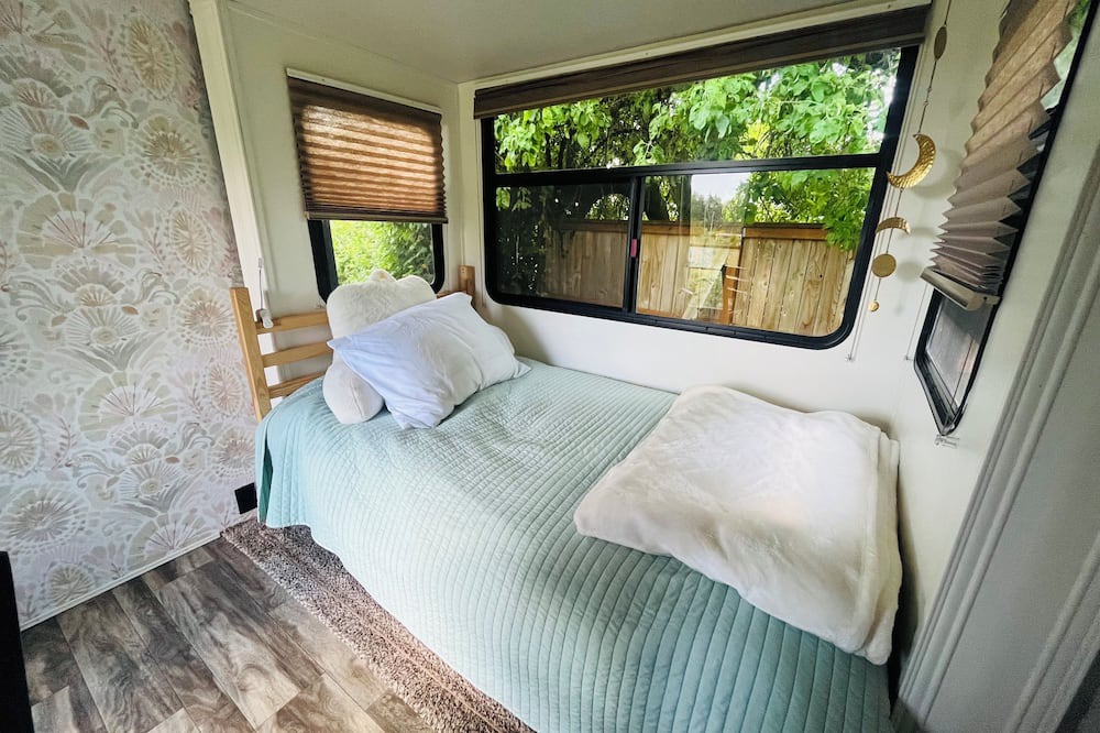Springfield House | 13 mins U of O and Autzen! 16 acre getaway!