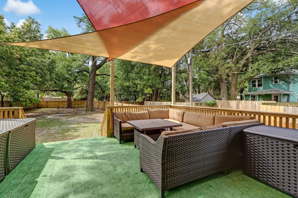 Urban Core Cottage | Sleeps 11, 9 beds