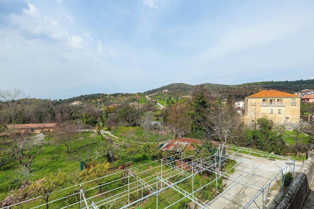 Ceraso Apartment | Flat In The Center Of Ceraso For Up To 8 People
