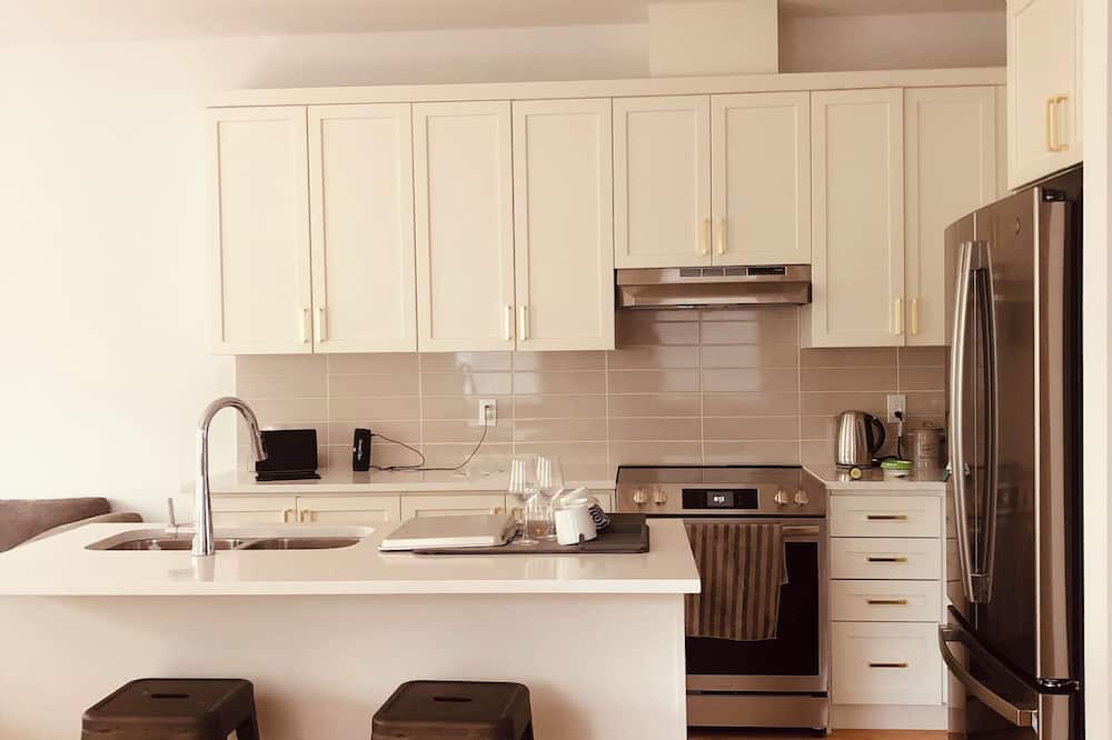 Wellington House | Modern, spacious and new home in Wellington - walking distance to all amenities!