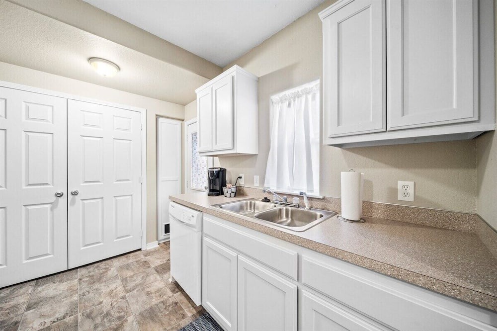 Cherry Street Apartment | Spacious 2/1 BR near Downtown Tulsa!