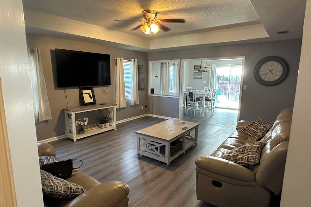 Valdosta House | Home away from home. Near moody Air Force base also 15 min away wild adventure