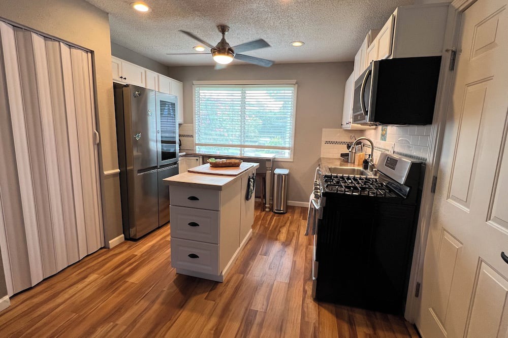 Historic Kailua Village Condo | Convenient 2bed/1bath condo walking distance to dining, shops, and ocean