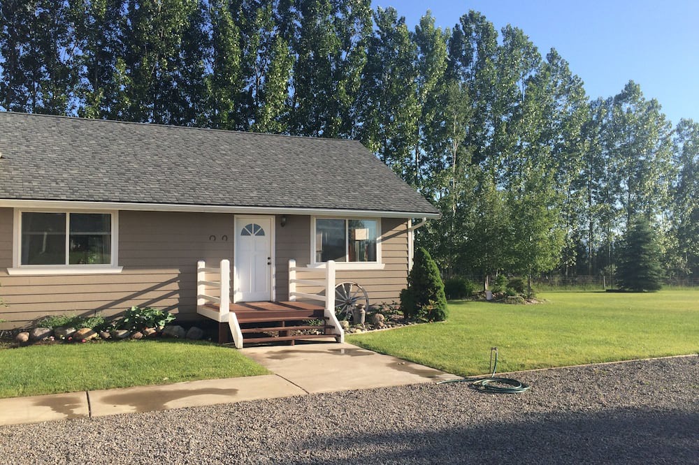 Kalispell Cottage | Welcome to Creston Country Cottage, your gateway to an enchanting retreat!