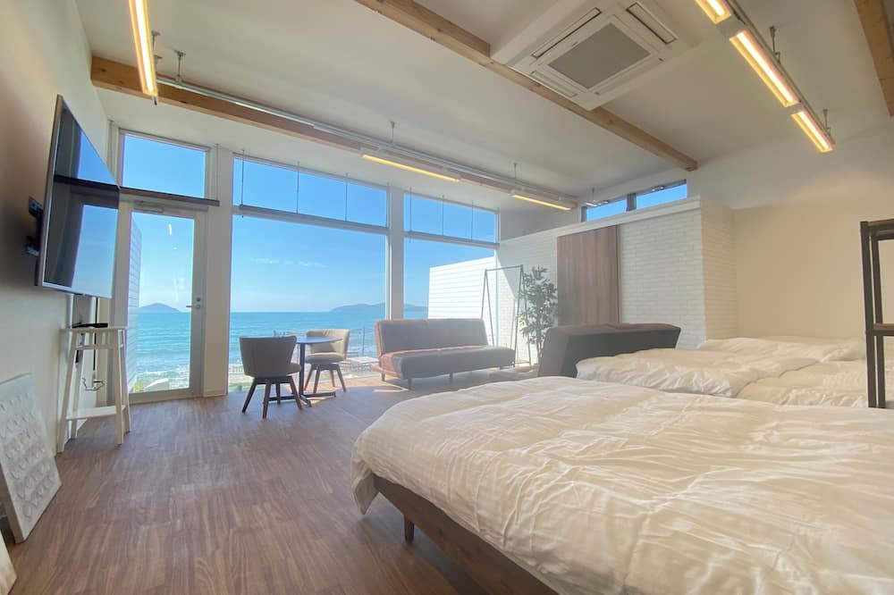 Itoshima Villa | Only 1 pair per day] This villa overlooks the ocean and is directly connected to the beach. Enjoy your own spectacular view.
