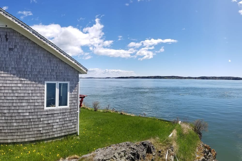 Eastport Cottage | Cozy 2 bedroom cottage with deep water frontage
