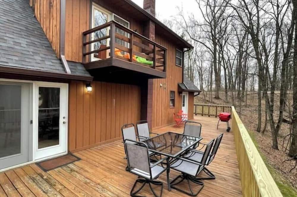 Gnaw Bone House | Peaceful home minutes from town. Hot tub, fire pit, game room. Dog friendly!