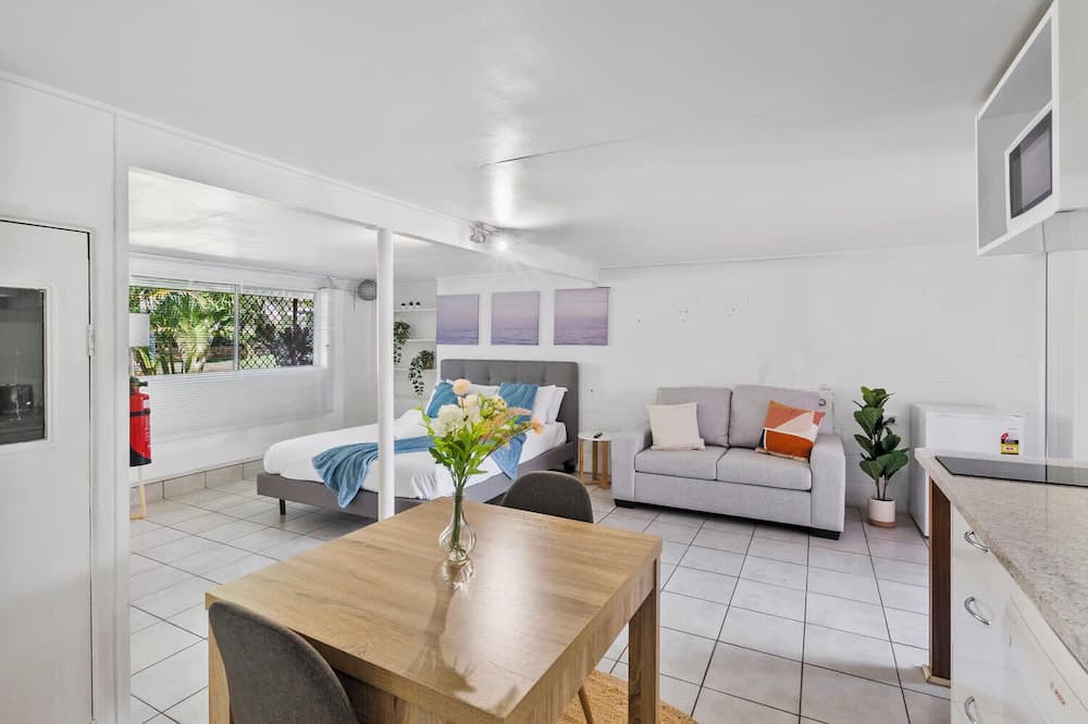 Mount Gravatt East Apartment | Studio Unit and Private Backyard