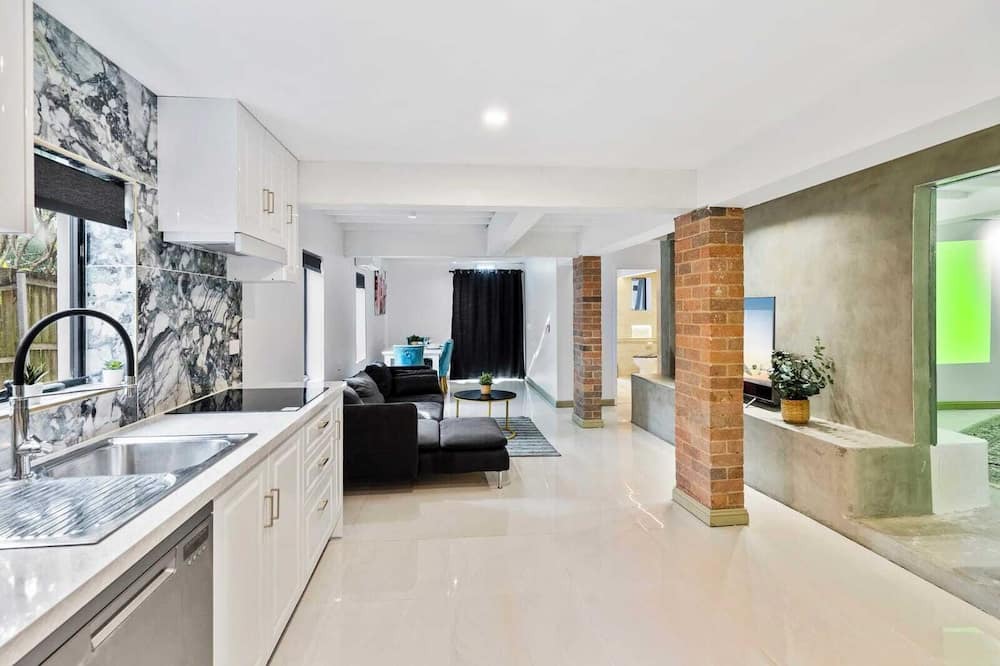 Ashgrove House | Unit in Inner Brisbane with Movie Room and Parking