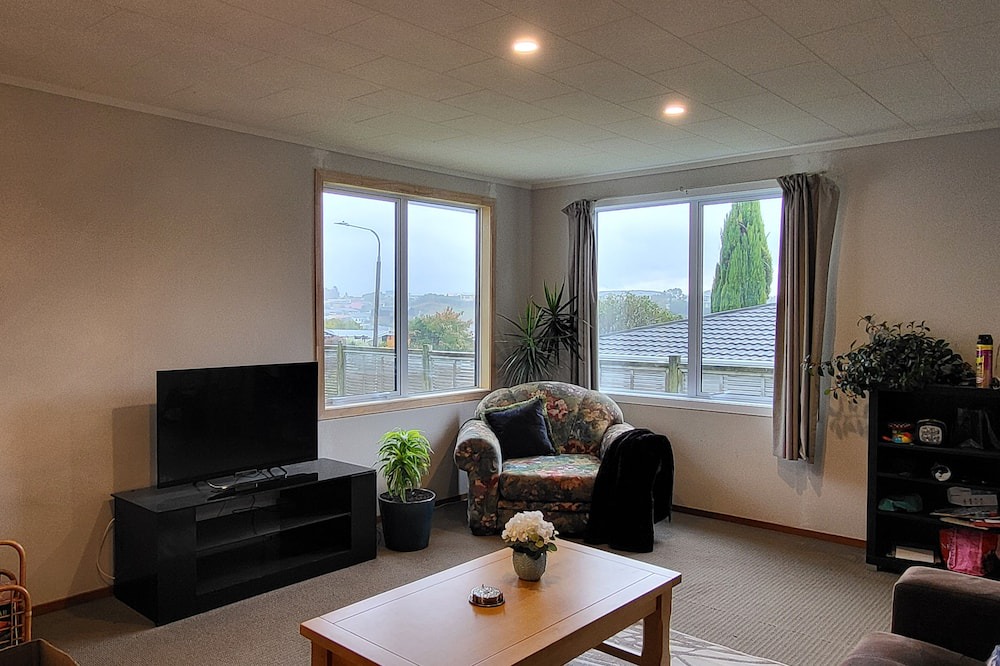 New Plymouth House | Warm and cozy 3 bedroom house in Westown, New Plymouth.
