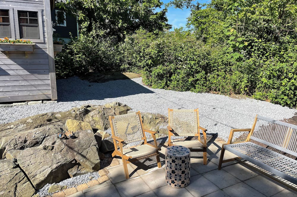 Hull Cottage | Retro New England cottage – walk to the beach!