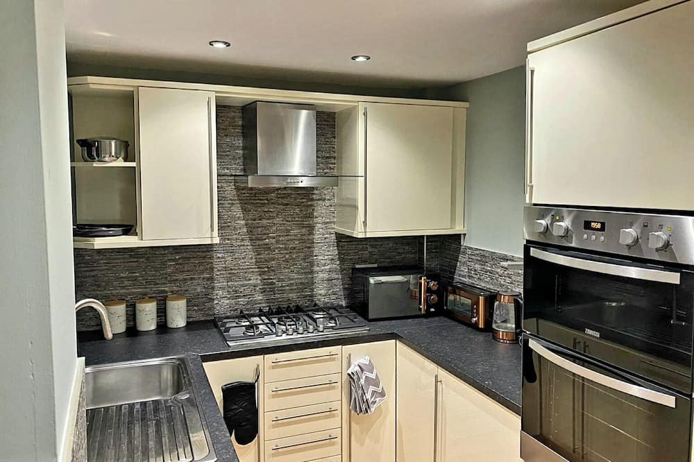 Crawcrook House | Modern Home in Newcastle, right next to a Golf Course!