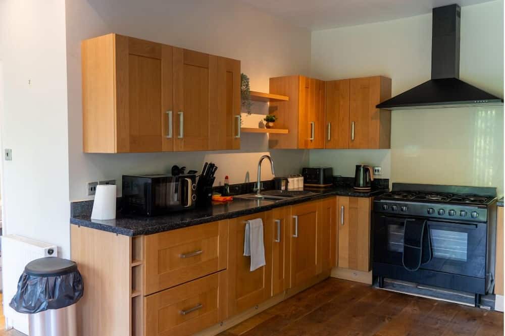 Seisdon House | Spacious property Sleeps 13 Guests in Shirley